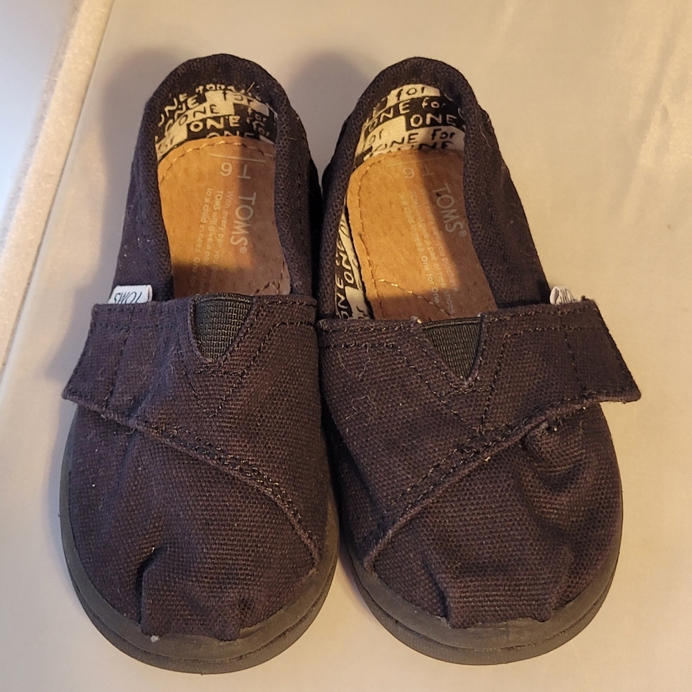NWT Toms  Black Unisex T6 Shoes 